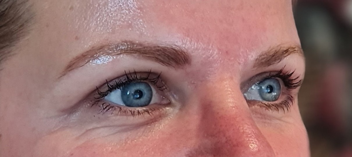 Wenkbrauwen zonder permanente make-up, dun en licht