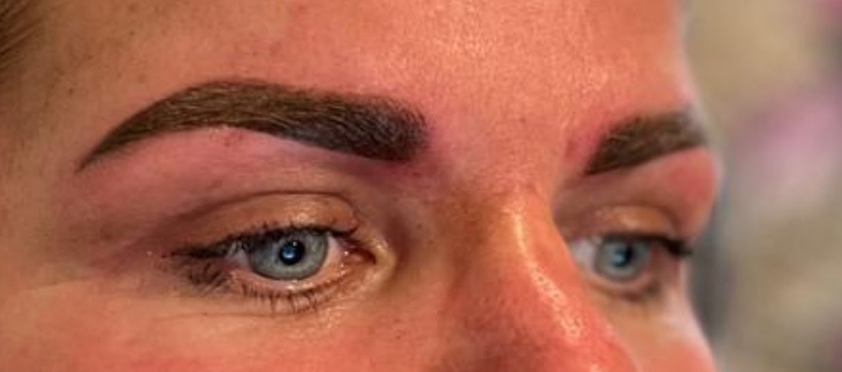 Wenkbrauwen in permanente make-up, vol en donker